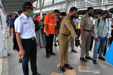 Anies imbau pengguna KRL tak melepas masker