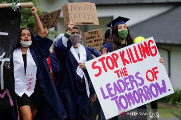 Siswa lulus SMA turun ke jalan menentang ketidaksetaraan ras di Amerika Serikat