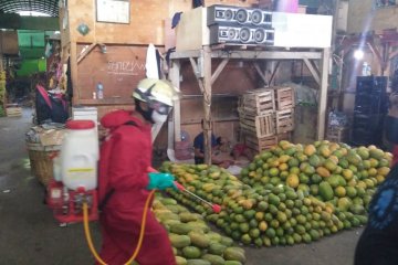 Warga Kalibaru lakukan penyemprotan disinfektan mandiri