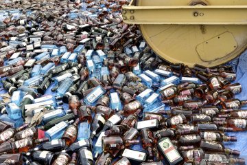Ribuan botol minuman keras selundupan dari Singapura dimusnahkan