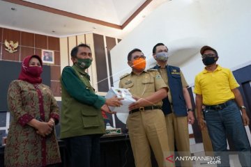 Foto - Bupati Gorontalo serahkan bantuan terdampak banjir ke Wali Kota