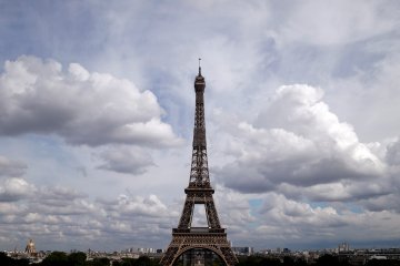 Menara Eiffel akan dibuka, siap-siap naik tangga
