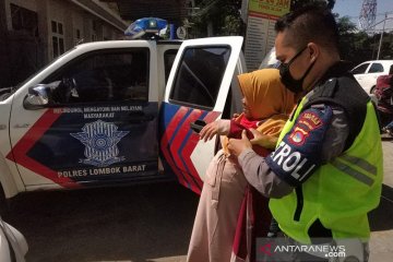 Anggota Polres Lombok Barat tolong ibu sedang hamil besar