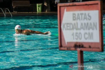 Latihan mandiri atlet renang Triady Fauzy