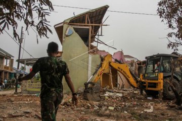 TNI PERBAIKI RUMAH WARGA RUSAK TERTIMPA PESAWAT TEMPUR