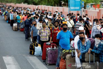 Lockdown dilonggarkan, buruh migran di India berjubel antre pulang ke kampung halaman