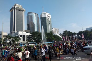 Warga  nikmat HBKB dengan berkumpul di Patung Kuda Arjuna Wiwaha