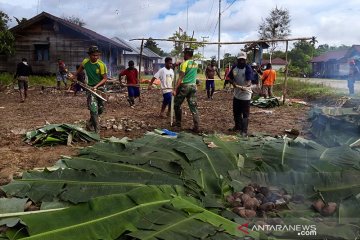 Warga Kiliarma Mimika dan personel TNI AD gelar tradisi bakar batu