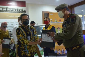 Kemenparekraf berikan 10.000 masker kain ke petugas lapangan Tangerang