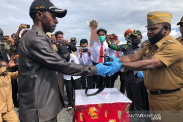 Pemkab Puncak Jaya terima satu pucuk senjata dari anggota separatis