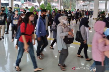 Antrean penumpang KRL di Stasiun Bogor masih sangat panjang