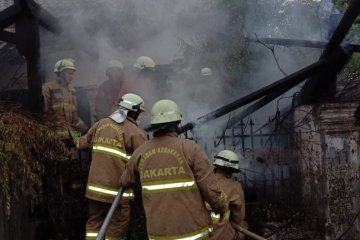 Akibat puntung rokok, rumah  di Duren Sawit terbakar