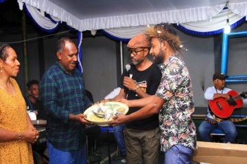 Bupati Puncak sponsori grup akustik Konak Papua