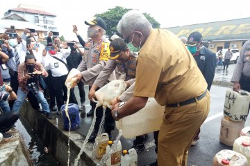 Kapolda Papua pimpin pemusnahan 3.261 liter miras jenis sopi