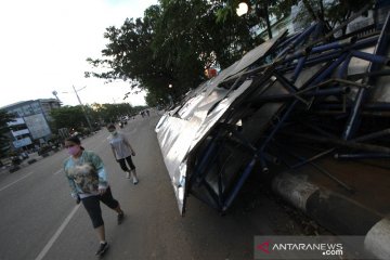 Material Bekas Pembongkaran Reklame Rusak Keindahan Kota