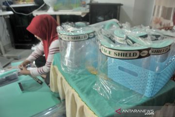 Produksi face shield di Palembang