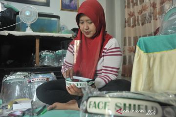 Produksi face shield di Palembang
