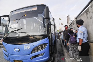 Bus bantuan pemprov DKI Jakarta untuk mengurai kepadatan penumpang kereta