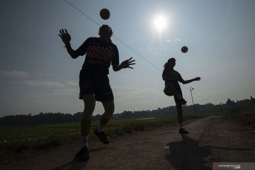 Pesepak takraw kembar berlatih di tengah pandemi