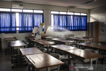 Penyemprotan disinfektan di lingkungan sekolah wilayah Jakpus