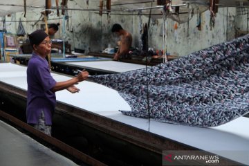 Terdampak COVID-19, permintaan batik seragam sekolah turun drastis