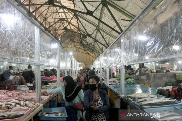 Penerapan protokol kesehatan di pasar ikan Pabean Surabaya