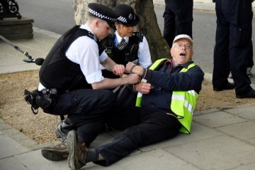 Polisi Inggris tangkap seorang pria terkait penabrakan kantor polisi