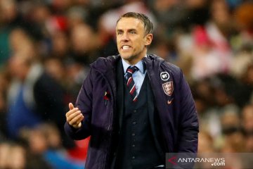 Pep Guardiola sarankan Phil Neville untuk latih klub
