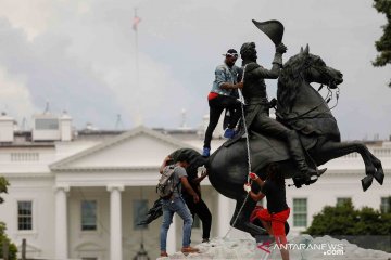 Demonstran gagal jatuhkan patung Andrew Jackson dekat Gedung Putih