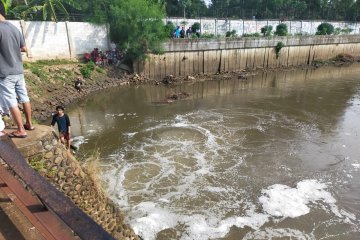 Damkar Jakbar cari bocah tenggelam di Pintu Air Kali Pesanggrahan