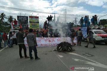 Demo tolak 500 TKA, akses menuju Bandara Haluoleo macet