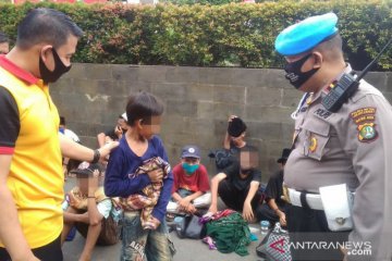 Puluhan anak telantar di depan Gedung DPR