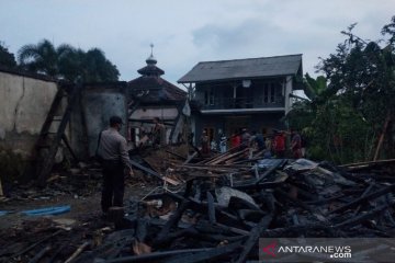 Seratusan santri terpaksa mengungsi karena ponpes terbakar