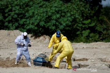 Tim medis Indonesia mengubur jenazah COVID-19 layaknya binatang? Ini faktanya