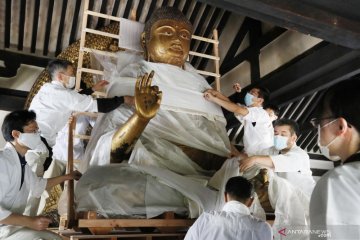Perbaikan patung Amida Nyorai di Kyoto