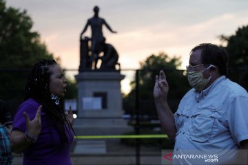 Demonstran tuntut patung Presiden AS Abraham Lincoln diturunkan