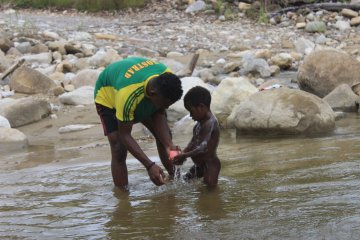 Prajurit TNI ajarkan mandi bersih kepada anak di Deiyai Papua