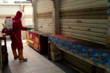 Tiga pasar di Pulo Gadung disemprot disinfektan selama penutupan