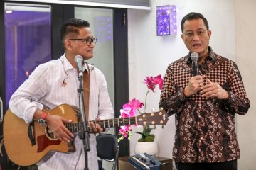 Mensos bagi-bagi bansos di Konser 7 Ruang