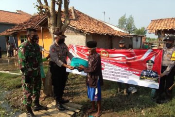 Polres Subang salurkan sembako di pesisir peringati Hari Bhayangkara