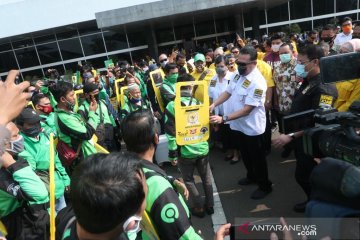 MPR bagikan sembako bagi pengemudi ojek terdampak COVID-19