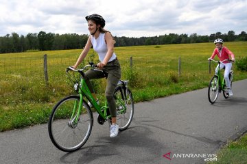 Putri Mahkota Belgia Elisabeth asyik bermain sepeda