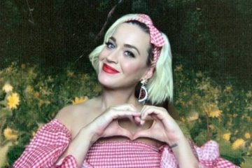 Katy Perry tanggapi rumor Jennifer Aniston jadi ibu baptis anaknya