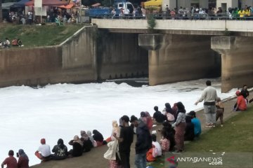 Kemarin, sungai "bersalju" di HBKB BKT hingga wisata Kepulauan Seribu
