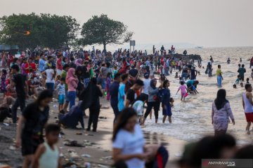 Meski masih PSBB Tangerang Raya, warga padati pantai Tanjung Pasir