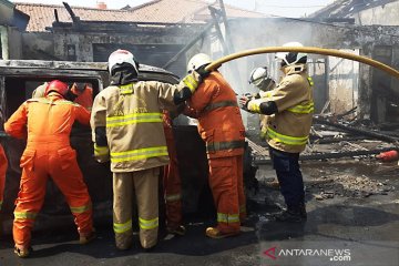 Arus pendek mesin mobil picu kebakaran tiga bangunan di Cakung