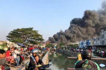 21 unit damkar padamkan kebakaran rumah padat penduduk Jakarta Barat