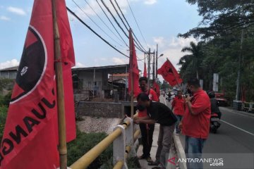 Kader PDIP Garut pasang seribu bendera partai di jalanan perkotaan