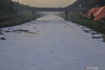 Limbah busa di Kanal Banjir Timur