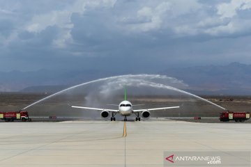 China uji terbang pesawat penumpang berbadan lebar buatan sendiri